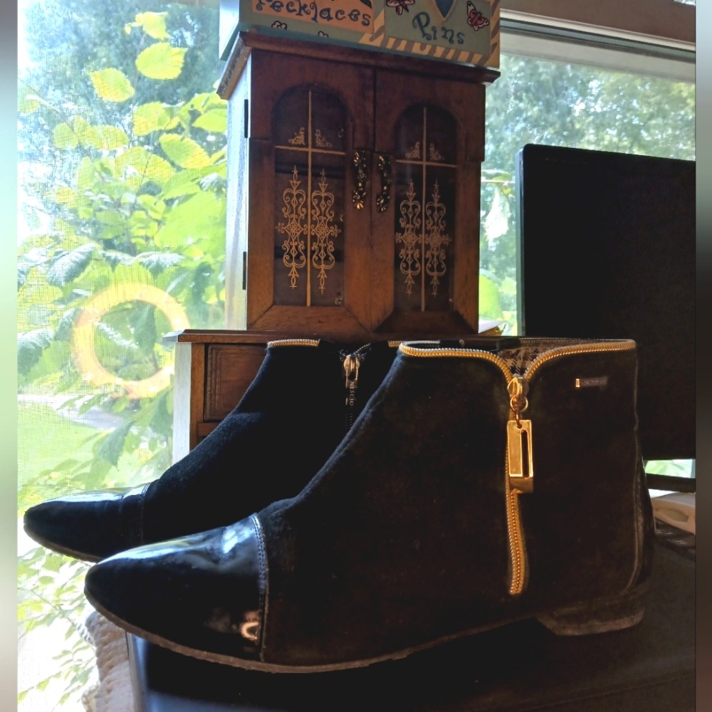 NESCIOR WOMEN'S BLACK AND GOLD LOW TOP BOOTS SIZE UNKNOWN I BELIEVE A 9 OR 10